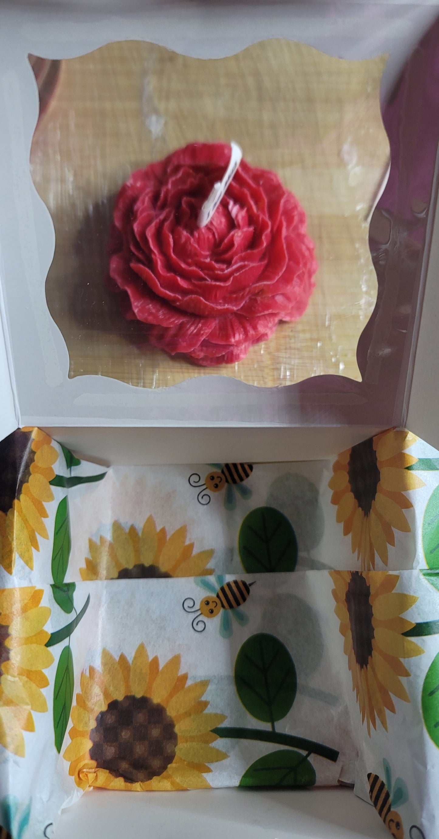 Vela Rosa Tallada en Cera – Hecha a Mano