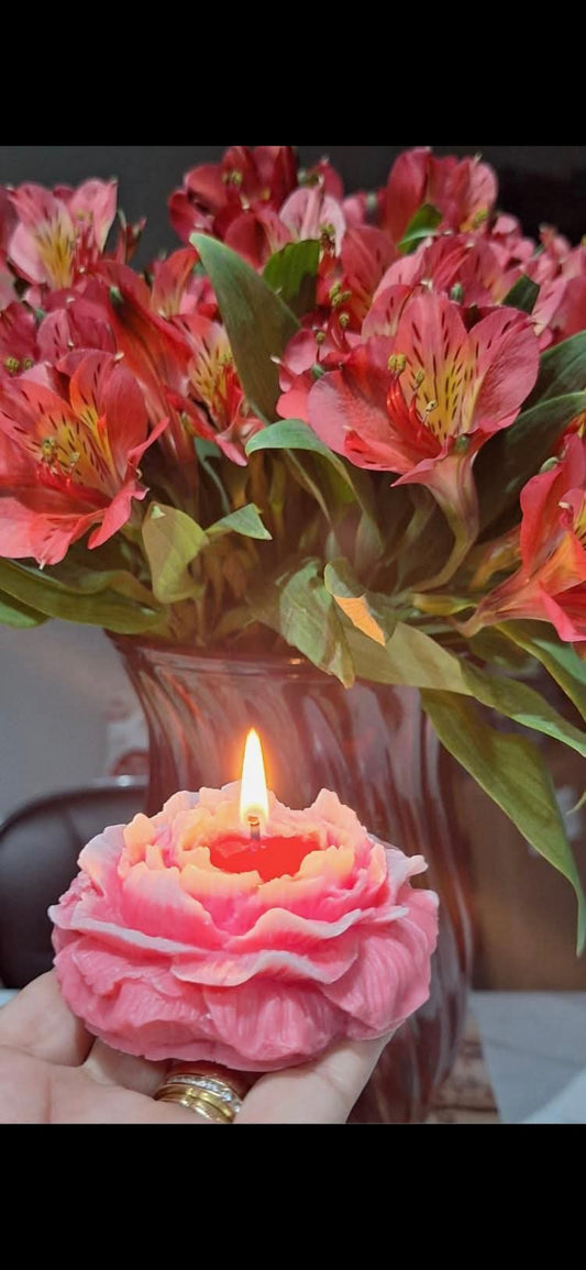 Vela Rosa Tallada en Cera – Hecha a Mano