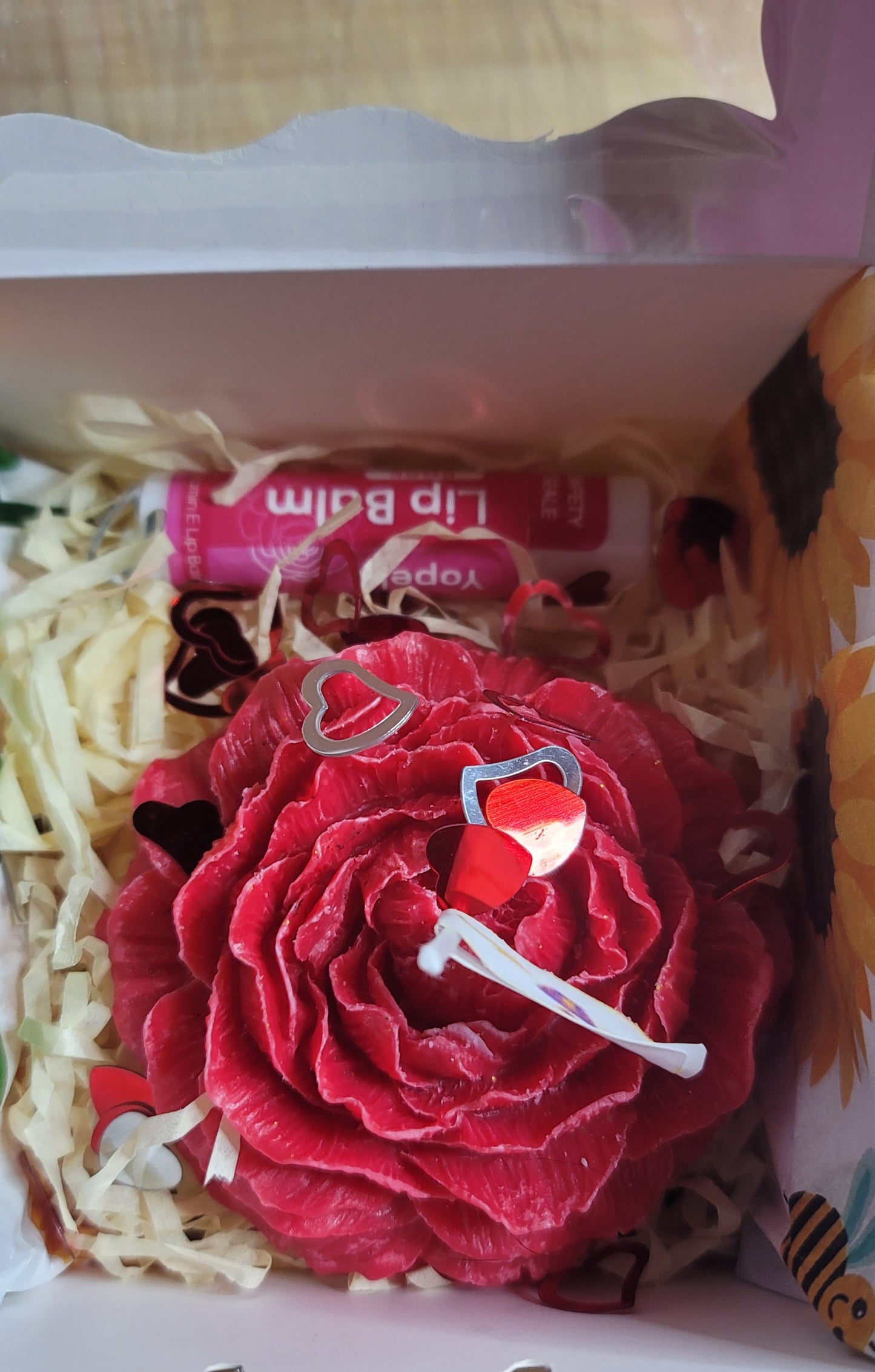 Vela Rosa Tallada en Cera – Hecha a Mano